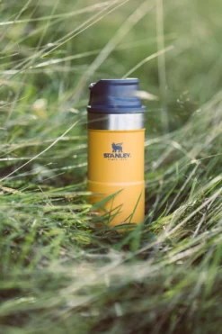 Thermosbeker Stanley The Trigger Action Travel Mug Saffron 0,35L -Kampeeruitrusting 3 800x1200 4