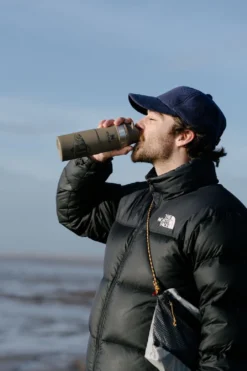 Thermosbeker Stanley The Trigger Action Travel Mug Tan Peter Perch 0,47L -Kampeeruitrusting 4 800x1200 3