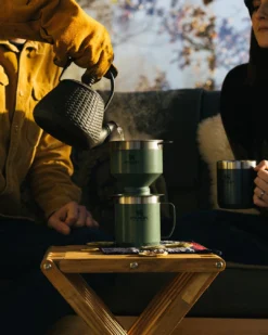 Thermosbeker Stanley The Legendary Camp Mug Matte Black 0,35L -Kampeeruitrusting Stanley20 20Classic20Campaign20 20Social20Media20 20Cropped20Images20 20108020x20135020px20 205 1