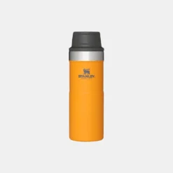 Thermosbeker Stanley The Trigger Action Travel Mug Saffron 0,35L -Kampeeruitrusting thermosbeker stanley the trigger action travel mug saffron 035l